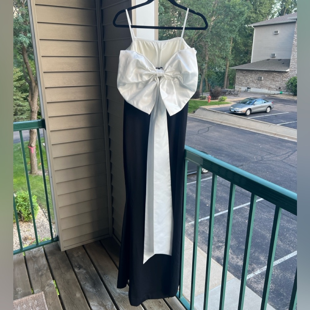 🆕🖤🤍City Studio Black & White Mermaid Gown Formal Evening Dress Size 11/12 - Picture 6 of 15